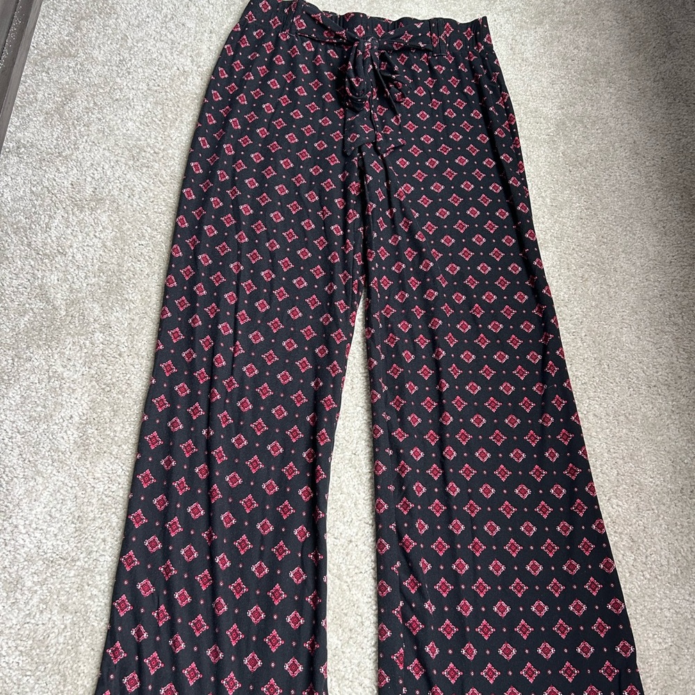 Cute black yoga pants with red design
